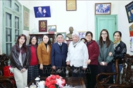 Permanent member of Secretariat visits former Party, State leaders on Tet occasion